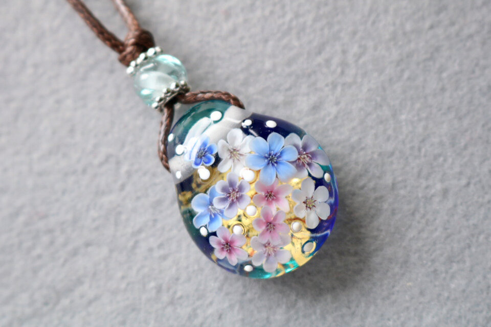 ☆初夏のセール！！5/31まで☆雪割草のとんぼ玉ガラスペンダント　金箔入り