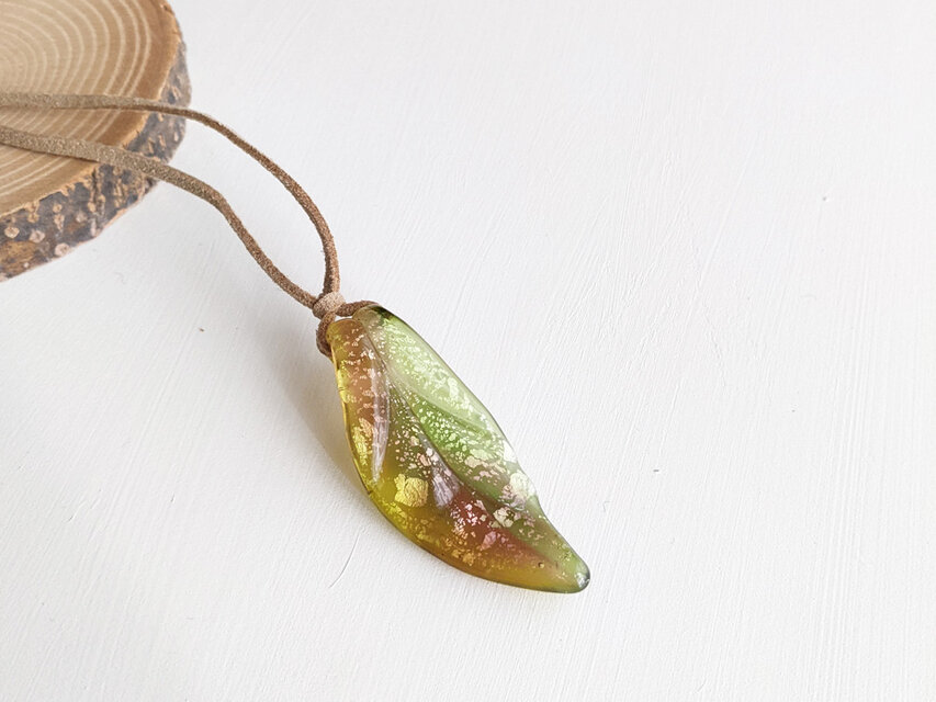 ガラスの葉っぱのペンダント　n11