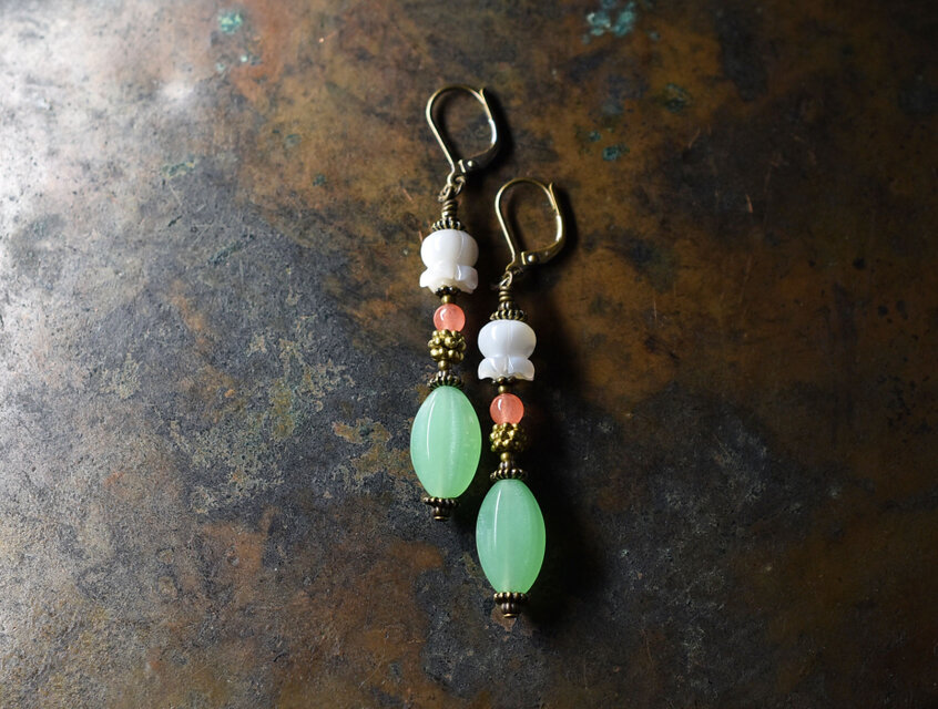 アクアマリンカラーウランガラスとピンクオレンジジェイド、白蝶貝スズランのピアス