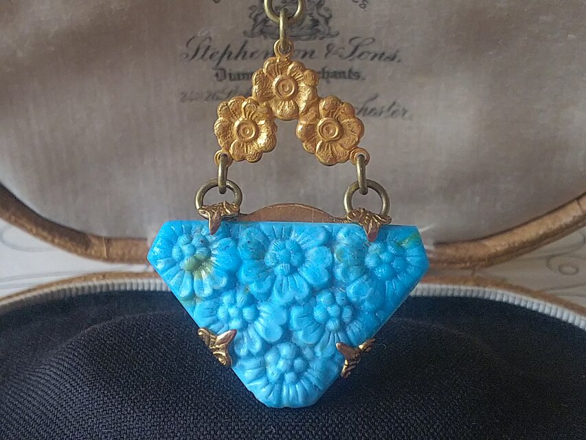 アンティーク　Many-flowers･Trianglie35×22㎜(ターコイズ色）／flower ネックレス