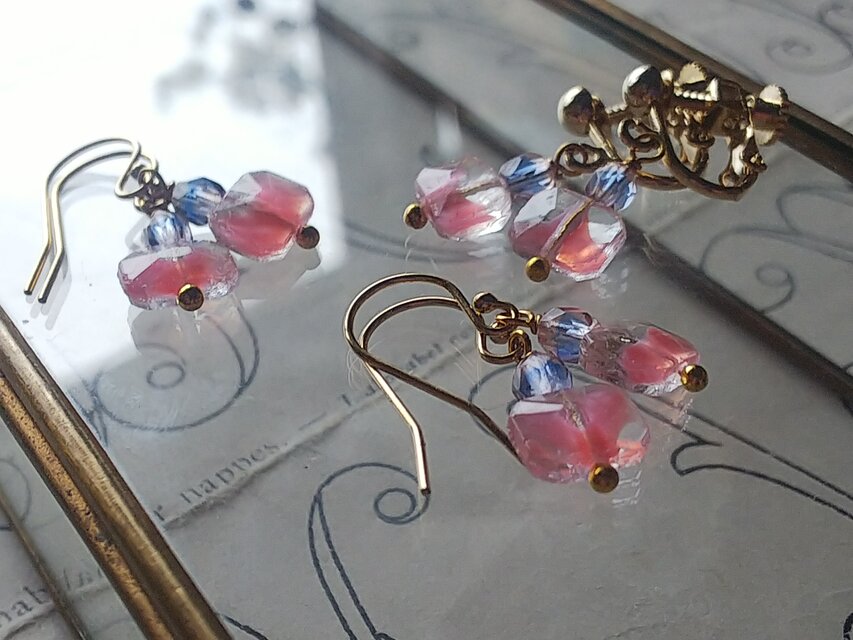 ヴィンテージ　Pinkの小さな蝶々のようなイヤリングまたは14kgfピアス