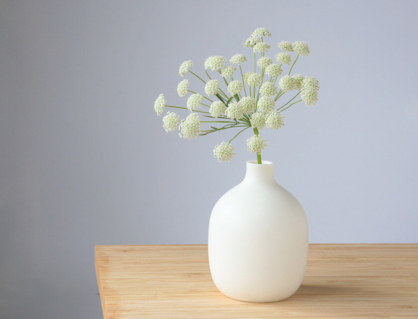 白い磁器の一輪挿し (FV32)