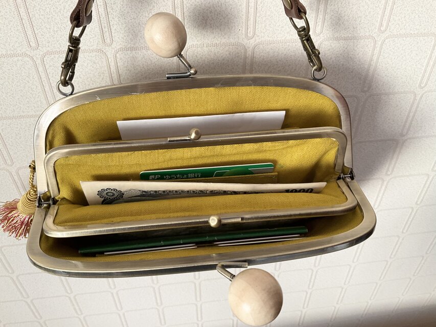 点と線模様 リスノモリ 大きな木玉親子がま口長財布バッグ | iichi