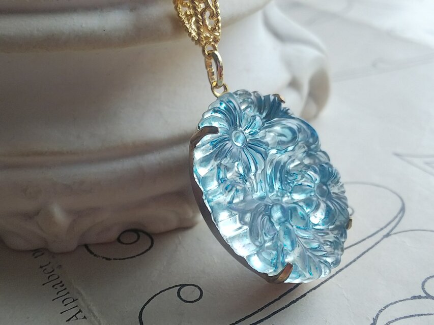 ヴィンテージ　やさしい空色 Frost-Satin ／ floral design（30×22㎜）ネックレス