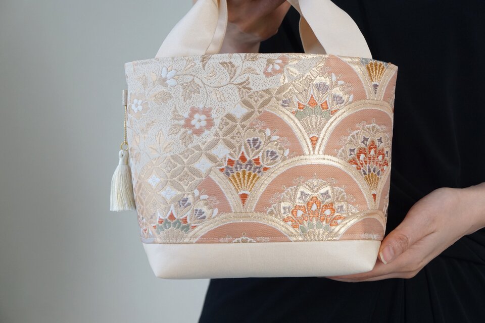 【ゴールド　華紋　草花　シルク帯リメイク 軽量 トートバッグ】日常使い、結婚式、パーティー、お呼ばれの日、フォーマルバッグ。