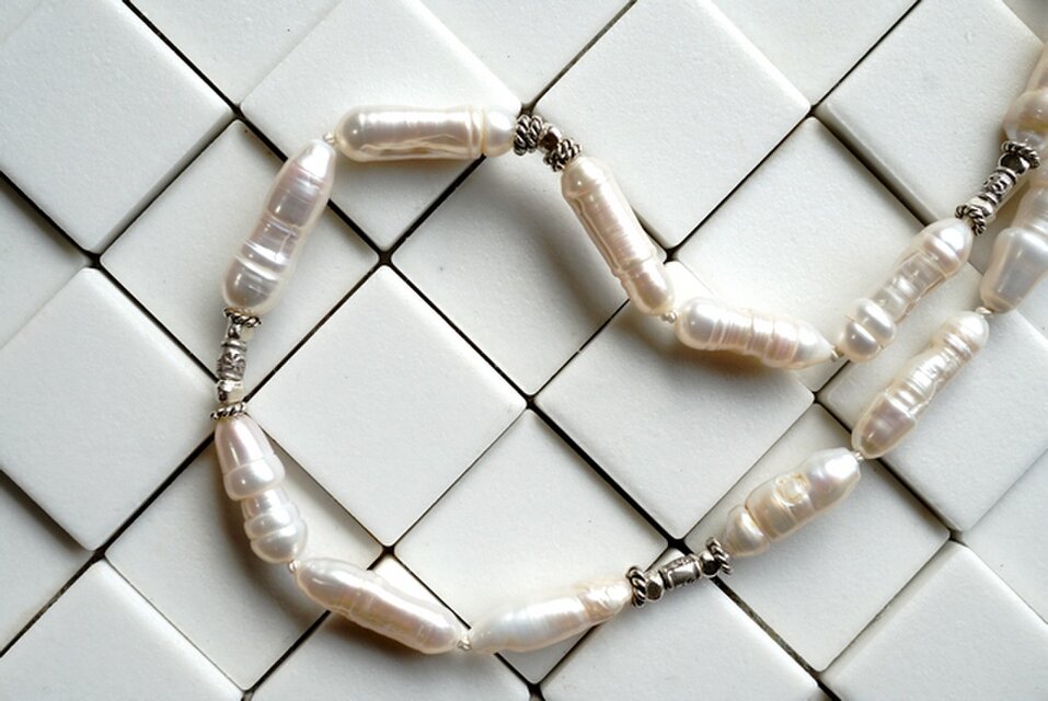 スティックパール（ホワイト）とシルバービーズネックレス