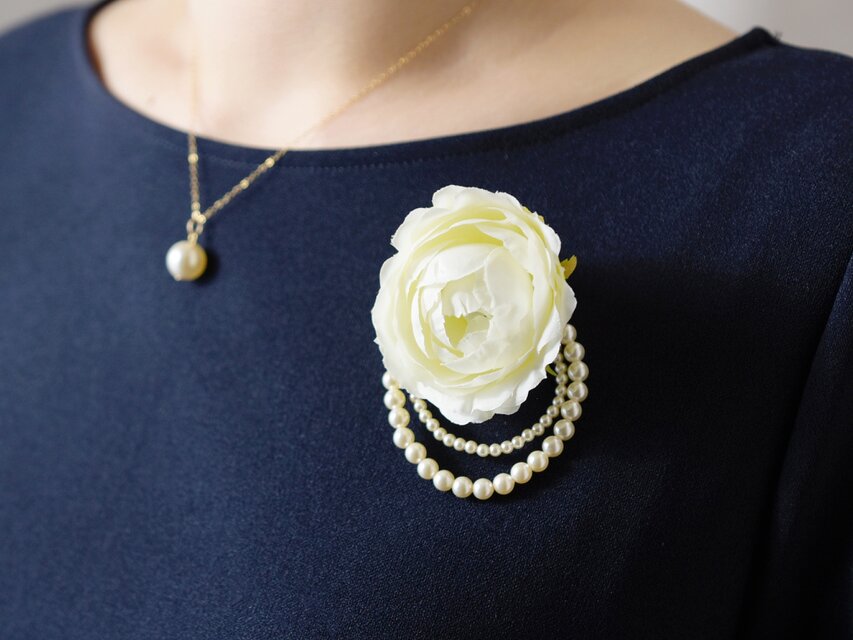 【コサージュ・ブローチ】上品で清楚なバラと2連 パール