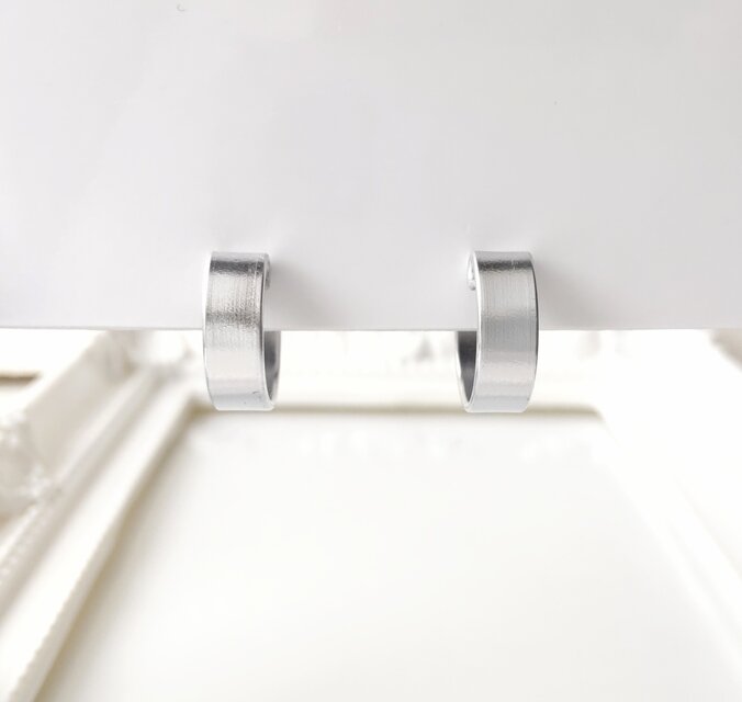 【再販】〈軽い〉〈痛くない〉2wayシルバーフラットリングイヤリング・イヤーカフ〈直径約14㎜幅約5㎜〉(両耳用)(調節可)