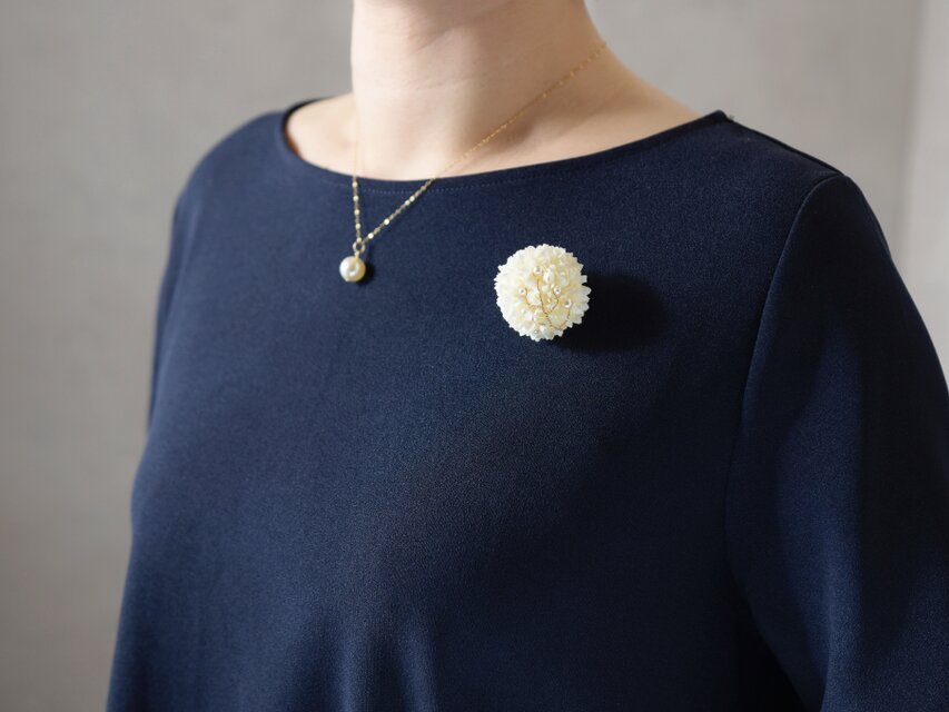 コサージュ・ブローチ】ピンポンマム 小ぶりで上品 パールの小枝