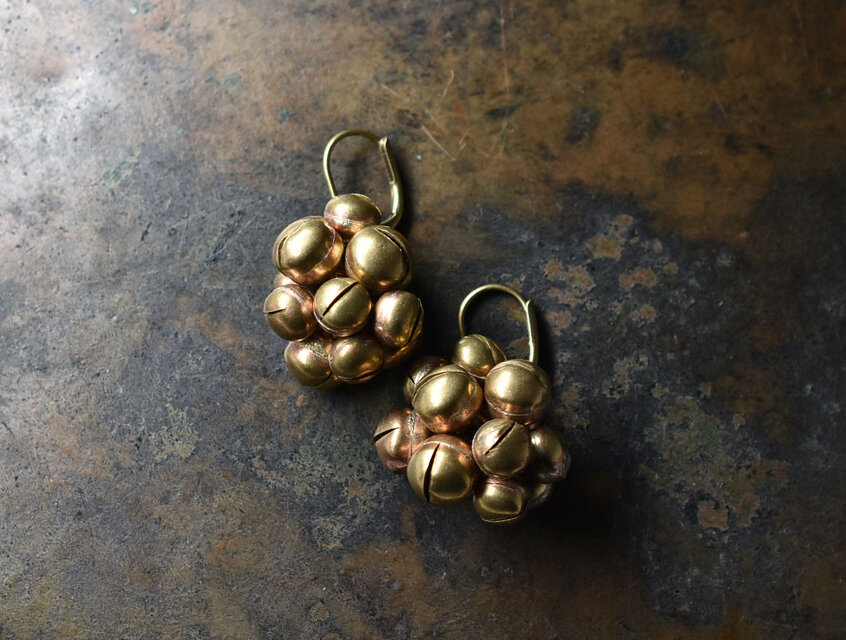 たわわな鈴のポンポンピアス（アンティークゴールドカラー）
