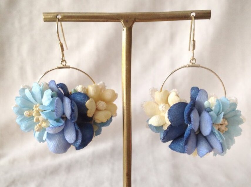 染め花の小さなフープピアス（ブルー)