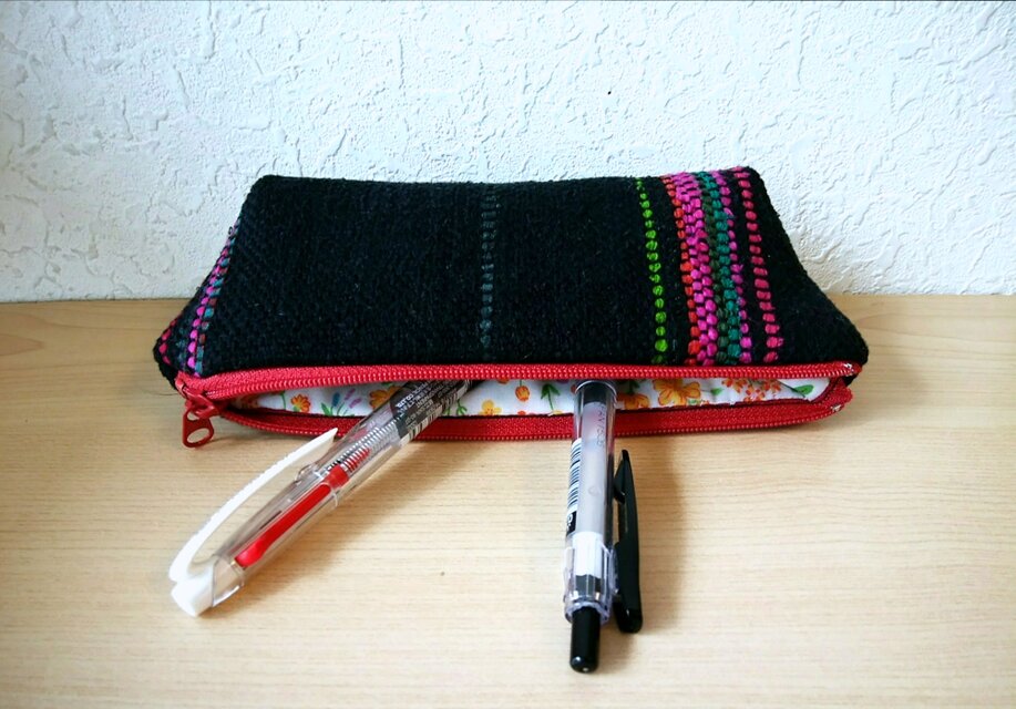 手織り裂き織りペンケース 黒地に赤B　(綿とシルク、ファスナー18cm)