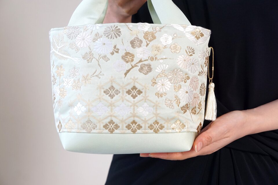 【松竹梅 花模様　ライトグリーン・ゴールド　シルク帯リメイク 軽量 トートバッグ】日常使い、結婚式、パーティー、フォーマルバッグ