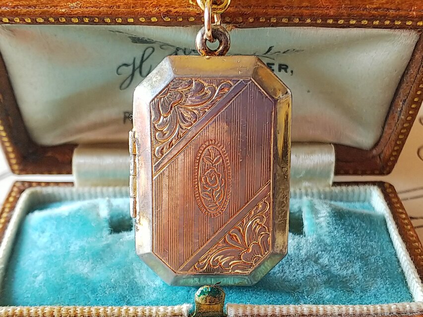 ヴィンテージ　Octagonal薔薇のロケット（32×19㎜）ネックレス