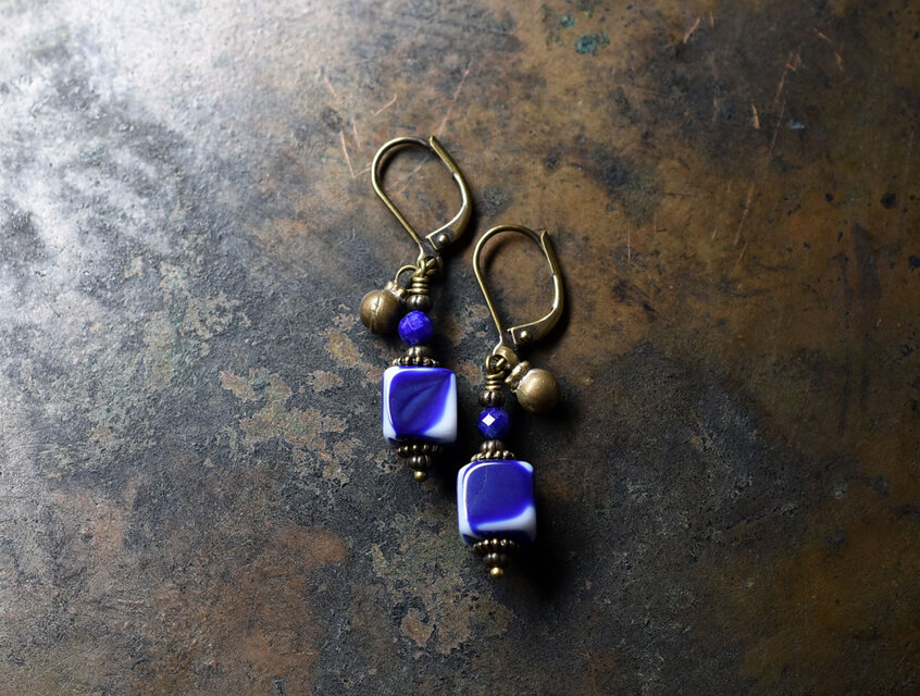 濃紺スクエアアンティークボヘミアビーズとラピス、民族鈴のピアス