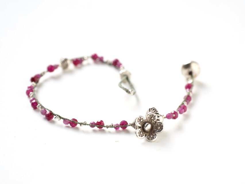"お花"チャーム ルビー  編み込みブレスレット
