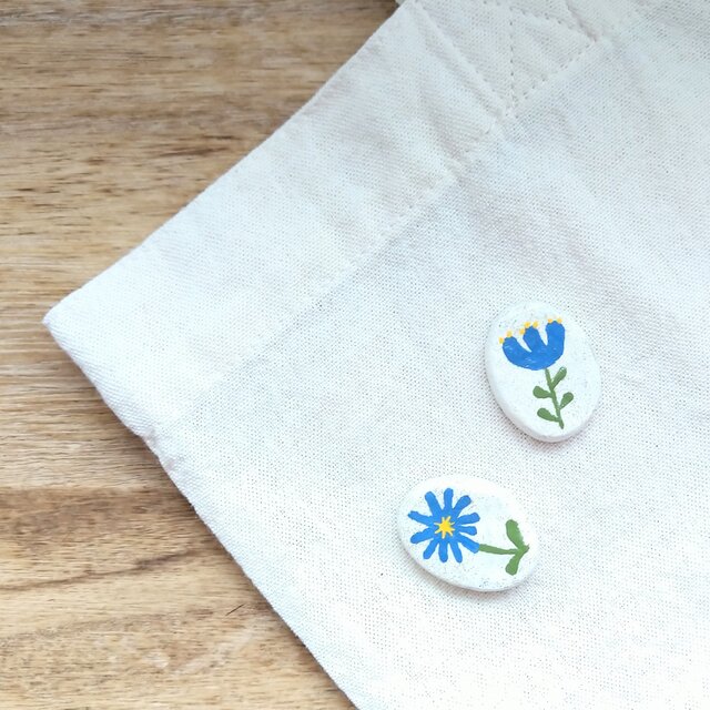 青い花のシンプルブローチ