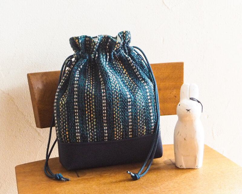 ウィンターカラー手織り布の巾着バッグ（フォレストグリーン）