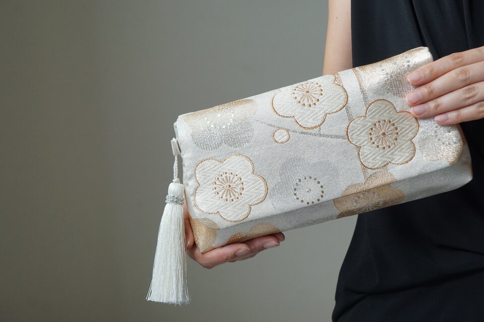 【梅模様　シルバー　シルク帯リメイク　2Way クラッチバック＆ハンドバック】結婚式、パーティー、お呼ばれの日に。