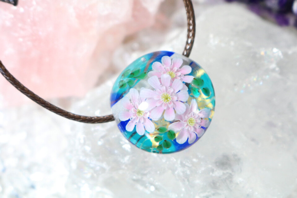 ☆初夏のセール！！5/31まで☆ガーベラのとんぼ玉ガラスペンダント　金箔入り