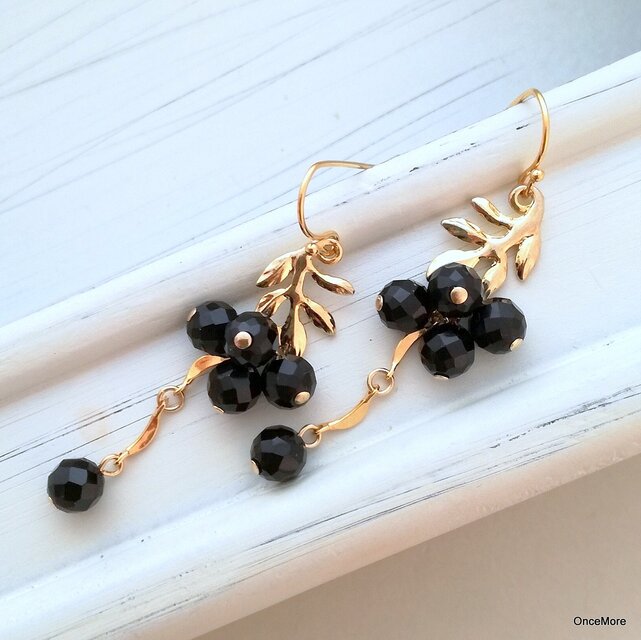 木の実のピアス（黒系）Ⅱ