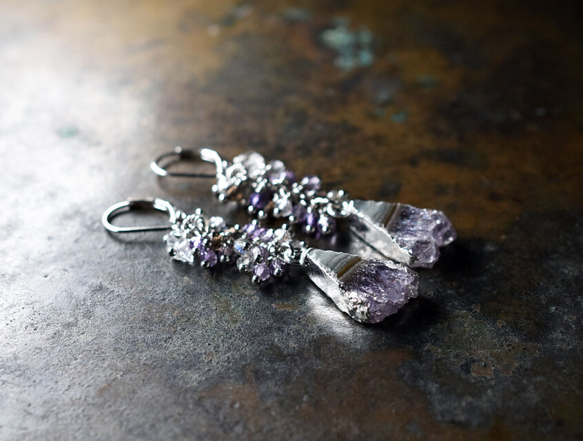 ドゥルジーアメジストとたわわなストーンビーズ、ハーキマーダイヤモンドのピアス