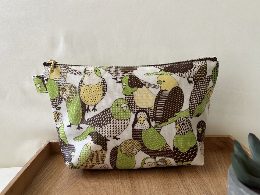裏付き　ラミネートポーチ　インコだらけ　グリーン