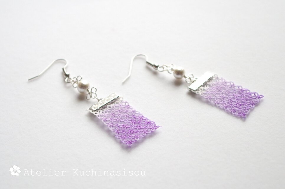【受注製作】［手染め］タティングレースとコットンパールの短冊ピアス〈すみれ〉