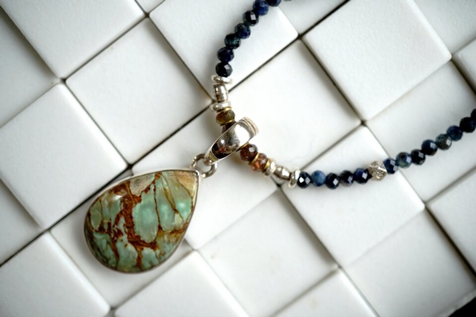 サファイヤにバリサイトを下げたネックレス