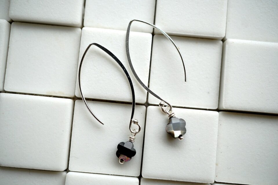 シェルのちっちゃなお花のマーキスフックピアス