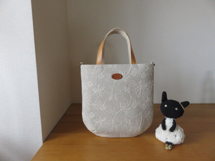 リネン刺繍生地のおさんぽトートバッグ　