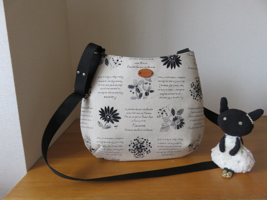 綿麻花柄生地のおにぎり型ショルダーバッグ