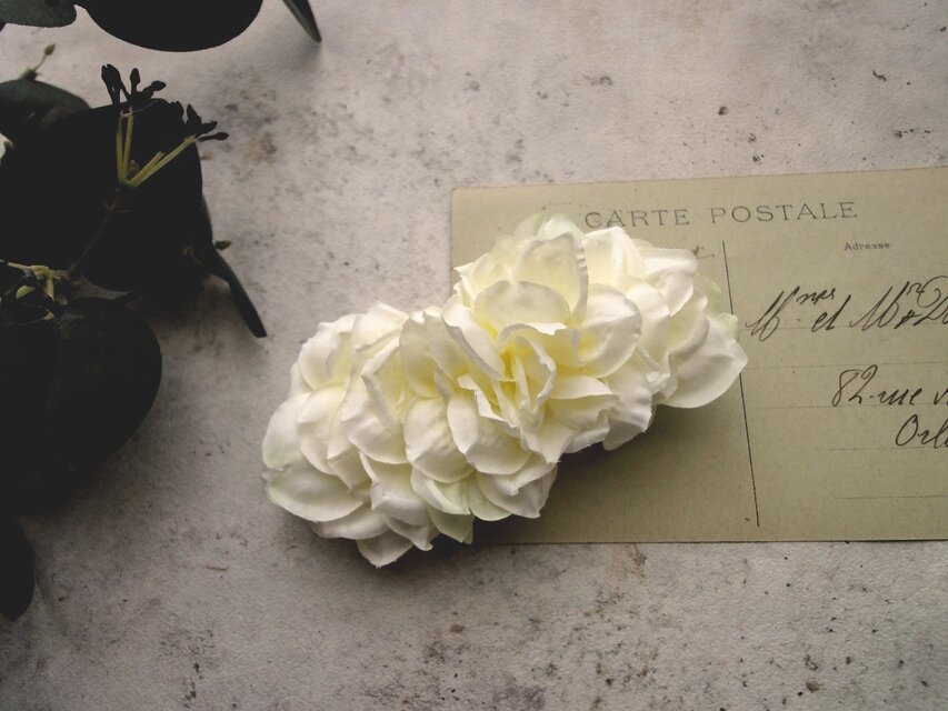 花びらのバレッタ ■ ライラックのふんわりシルエット ■ ホワイト