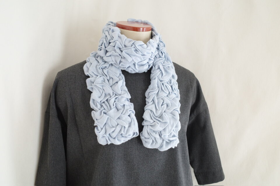 リネン刺繡のロングマフラー・light blue