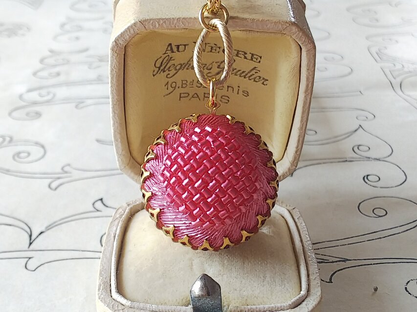 ヴィンテージ　くすんだDarkピンク色（26㎜Square･Texture）ネックレス