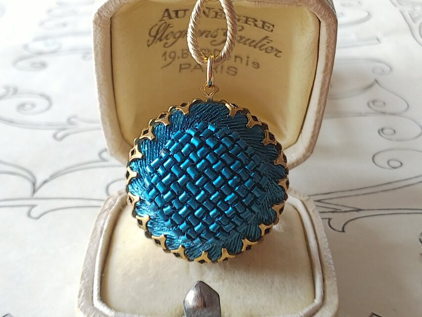 ヴィンテージ　くすんだTeal-Blue色（26㎜Square･Texture）ネックレス