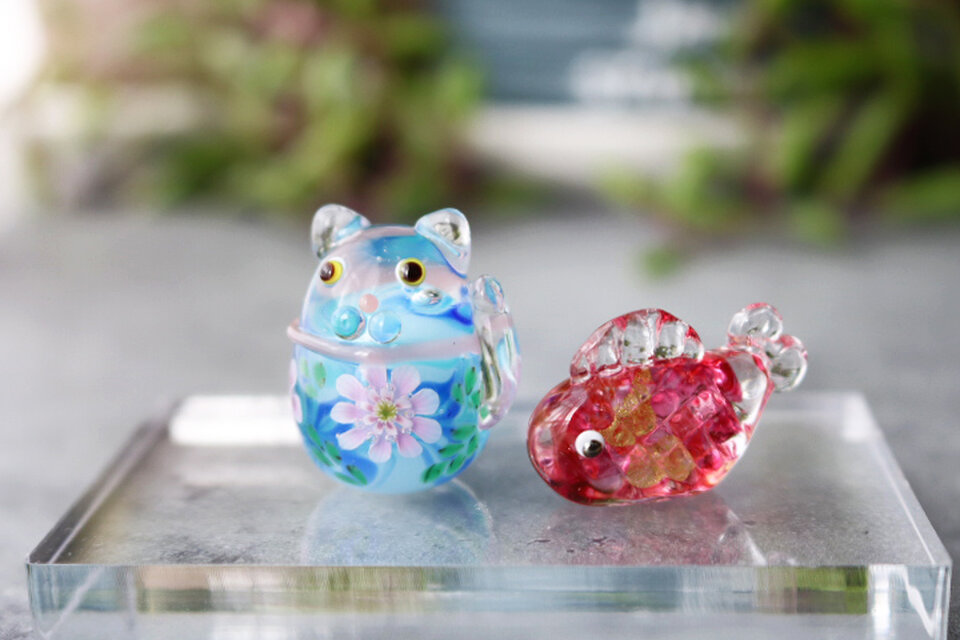 とんぼ玉招き猫　ガラスの招き猫(ガーベラ）2