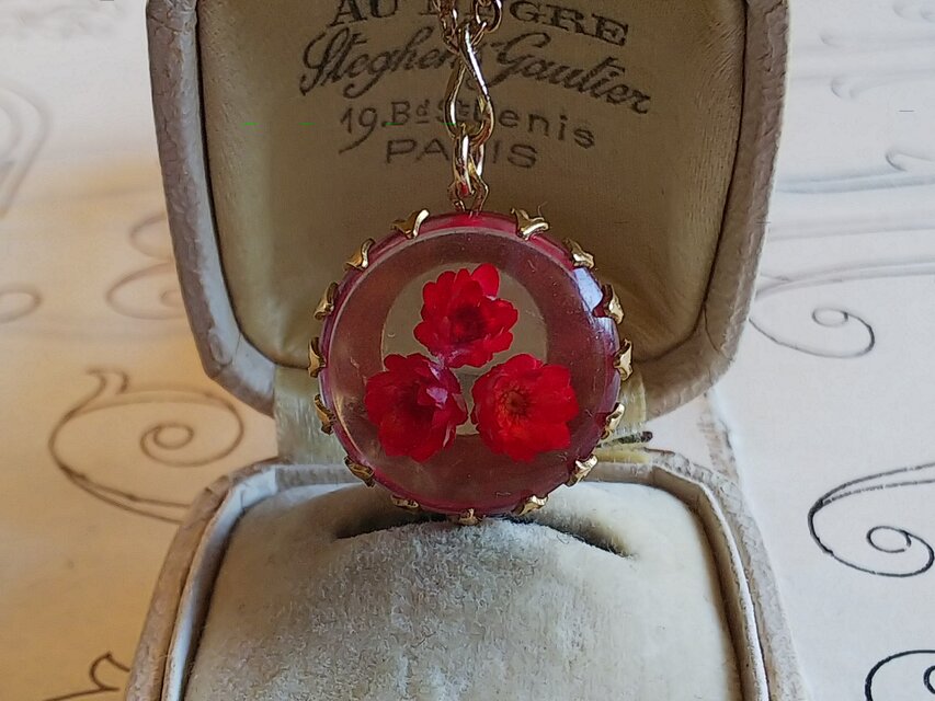 ヴィンテージ　真っ赤な 3Dried-flower（20㎜）クラシカルネックレス