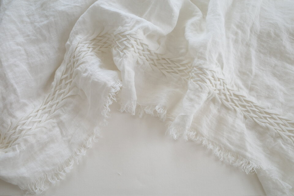 スモッキング刺繍の大判ストール・of white