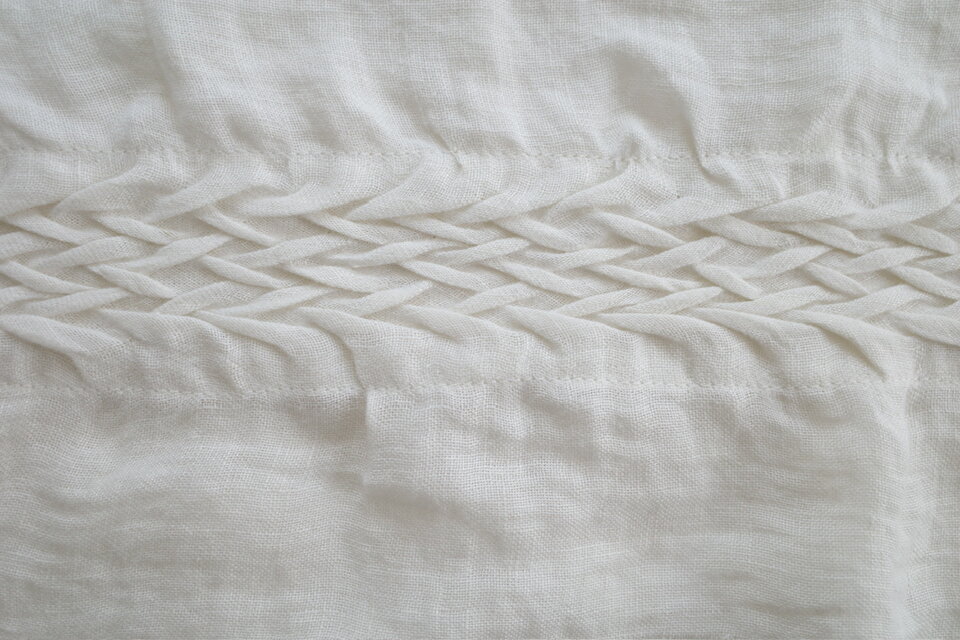 スモッキング刺繍の大判ストール・of white | iichi 日々の暮らしを