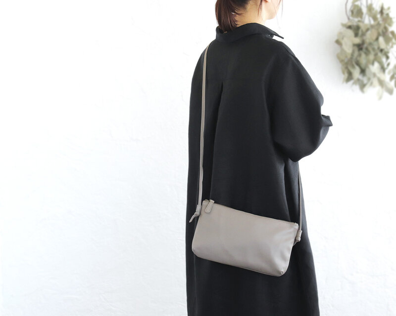 『オイルレザー 2wayショルダーバッグ papeete』 本牛革ポシェット サコッシュ （グレーベージュ）