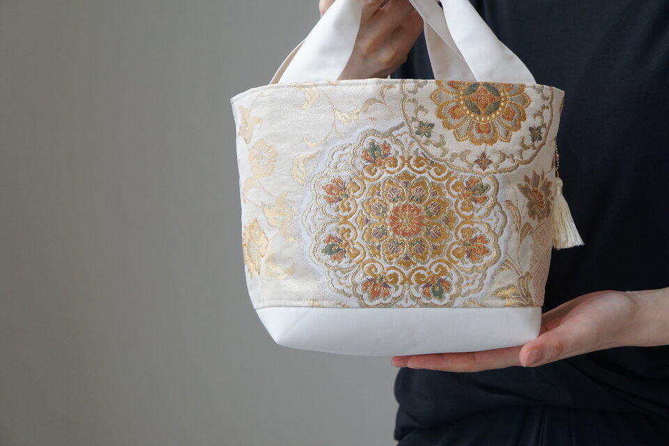 【華模様　ゴールド　シルク帯リメイク トート型バック】日常使い、結婚式、パーティー、お呼ばれの日に。