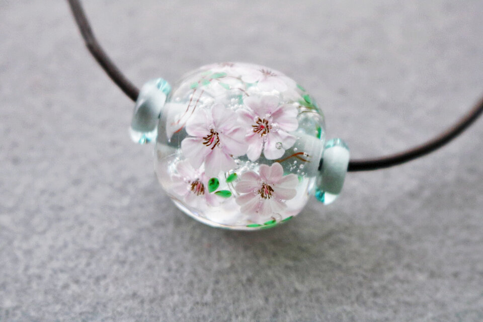 桜のとんぼ玉（ガラス玉） | iichi 日々の暮らしを心地よくする