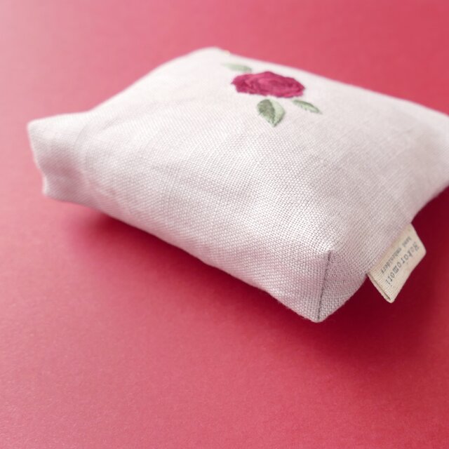 薔薇＊リネンの手刺繍ファスナーポーチ(マチ付き) | iichi 日々の