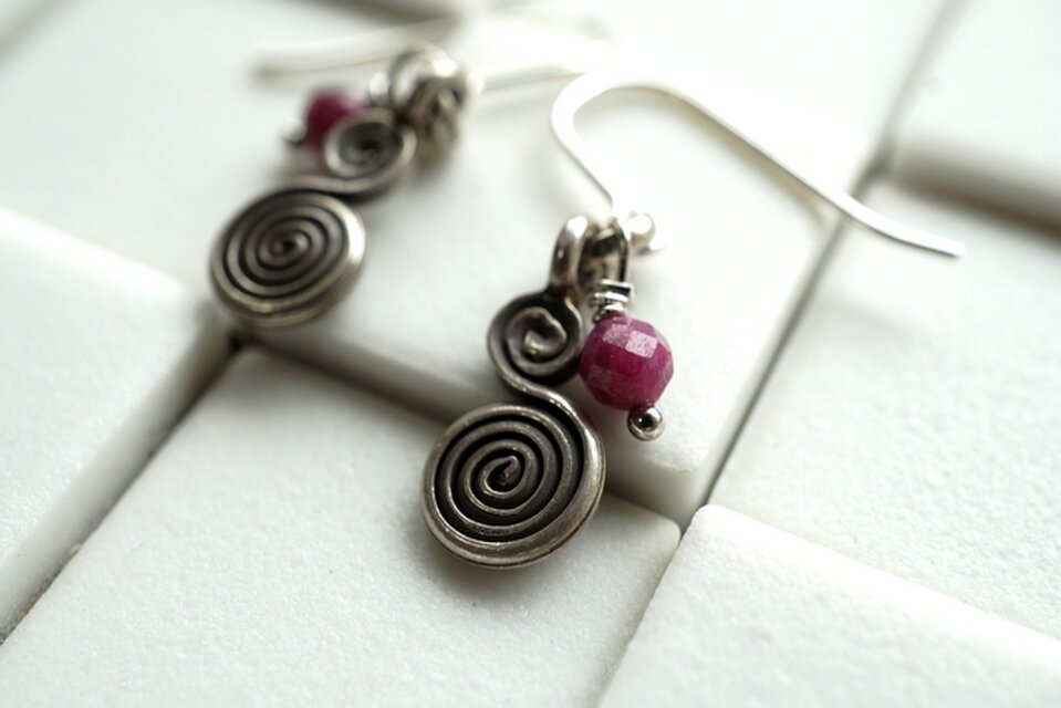 カレンの渦巻きチャームピアス・ルビー添え。