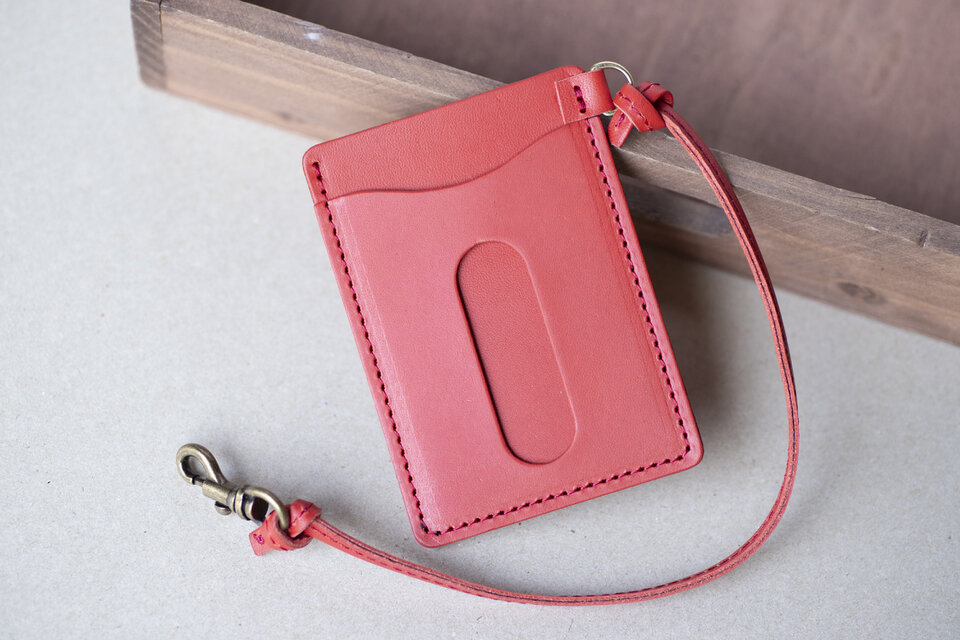 レザーパスケース　国産牛革　定期入れ　レッド　ストラップ付き　apo-08hn