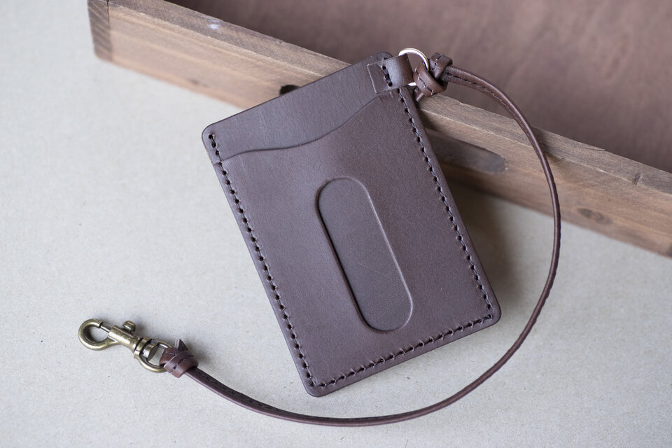 レザーパスケース　国産牛革　定期入れ　チョコ　ストラップ付き　apo-08hn