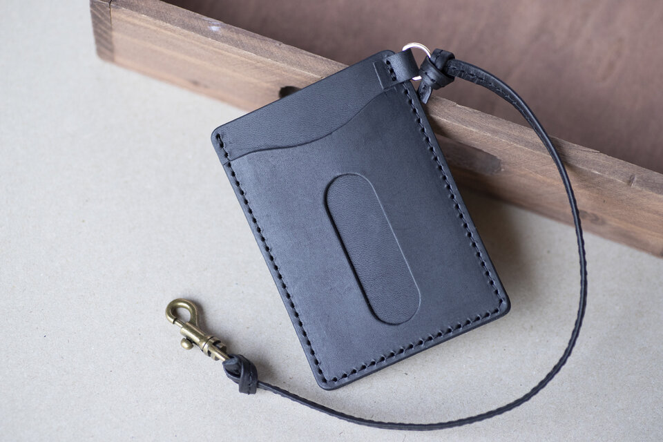 レザーパスケース　国産牛革　定期入れ　ブラック　ストラップ付き　apo-08hn