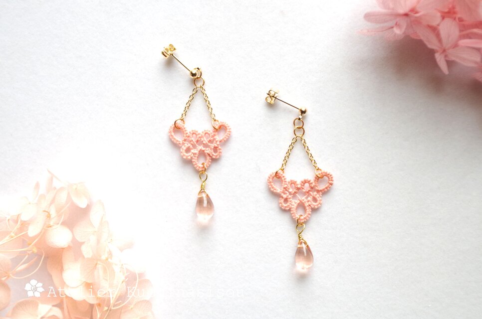 【受注製作】タティングレースとチェコビーズのトライアングルピアス〈桜〉