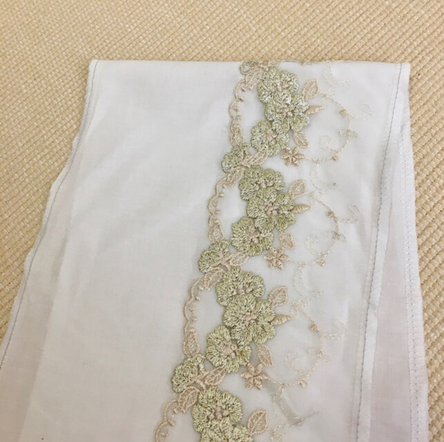 半衿のいろは | さんび公式オンラインショップ 半衿 半襟 刺繍 ちりめん 灰色 グレー 白 オフホワイト 金 ゴールド 花 椿 彩小径 おしゃれ半衿 刺繍半衿 お洒落着用 レトロ
